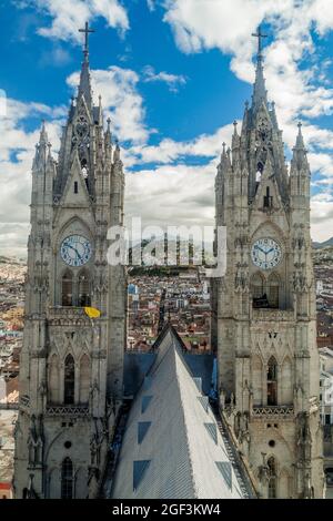 Tours de la Basilique du vœu National à Quito, Equateur Banque D'Images