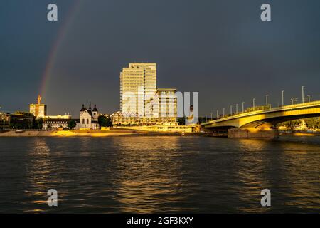 Kennedyufer à Cologne Deutz, sur le Rhin, église Alt St. Heribert, tour Lanxess, bâtiment administratif, arche de la Lanxess Arena, Deutzer Brücke Banque D'Images