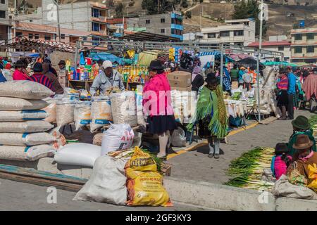 ZUMBAHUA, ÉQUATEUR - 4 JUILLET 2015 : vue d'un marché traditionnel du samedi dans un village isolé de Zumbahua Banque D'Images