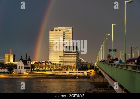 Kennedyufer à Cologne Deutz, sur le Rhin, église Alt St. Heribert, tour Lanxess, bâtiment administratif, Deutzer Brücke, Cologne, NRW, Allemagne, Banque D'Images