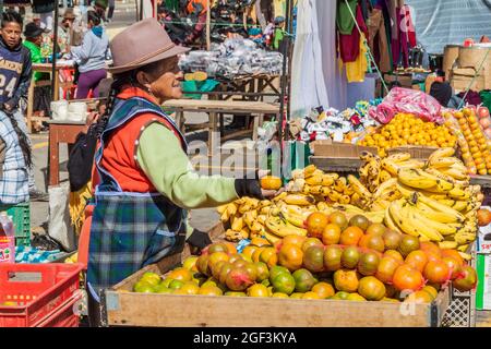 ZUMBAHUA, ÉQUATEUR - 4 JUILLET 2015 : vue d'un marché traditionnel du samedi dans un village isolé de Zumbahua Banque D'Images