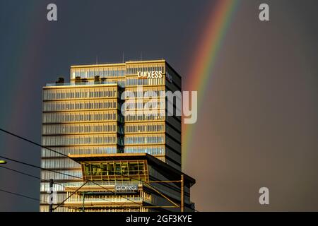 Kennedyufer à Cologne Deutz, sur le Rhin, tour Lanxess, bâtiment administratif, arc-en-ciel, Cologne, NRW, Allemagne, Banque D'Images