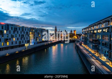 Horizon avec la cathédrale de Cologne, l'église catholique Groß Saint-Martin, Malakoffturm, Rheinauenhafen, sur la gauche l'ARt'otel cologne, coucher de soleil, Rhin, Cologn Banque D'Images