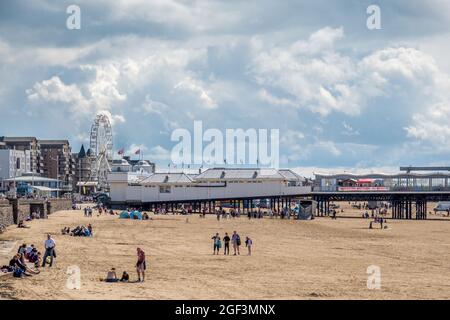 WESTON SUPERMARE, DEVON, Royaume-Uni - AOÛT 18 : vue sur le front de mer à Weston Supermare, Devon le 18 août 2021. Personnes non identifiées Banque D'Images