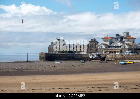 WESTON SUPERMARE, DEVON, Royaume-Uni - AOÛT 18 : vue sur le front de mer à Weston Supermare, Devon le 18 août 2021. Personnes non identifiées Banque D'Images