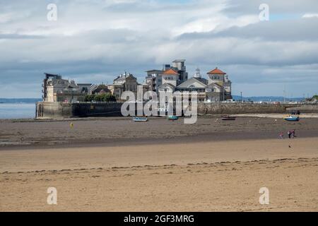 WESTON SUPERMARE, DEVON, Royaume-Uni - AOÛT 18 : vue sur le front de mer à Weston Supermare, Devon le 18 août 2021. Personnes non identifiées Banque D'Images