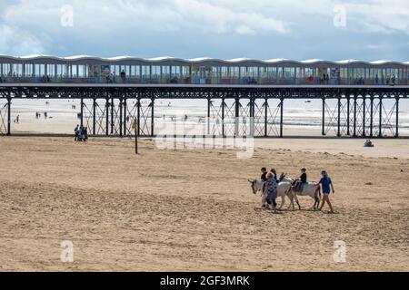 WESTON SUPERMARE, DEVON, Royaume-Uni - AOÛT 18 : vue sur le front de mer à Weston Supermare, Devon le 18 août 2021. Personnes non identifiées Banque D'Images