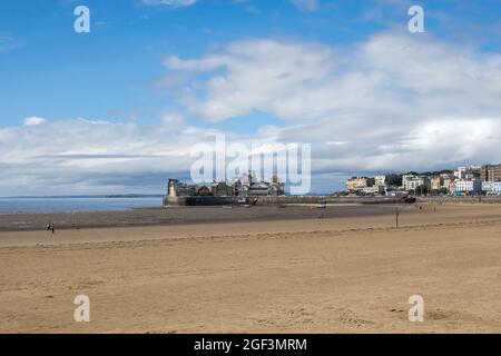 WESTON SUPERMARE, DEVON, Royaume-Uni - AOÛT 18 : vue sur le front de mer à Weston Supermare, Devon le 18 août 2021. Personnes non identifiées Banque D'Images