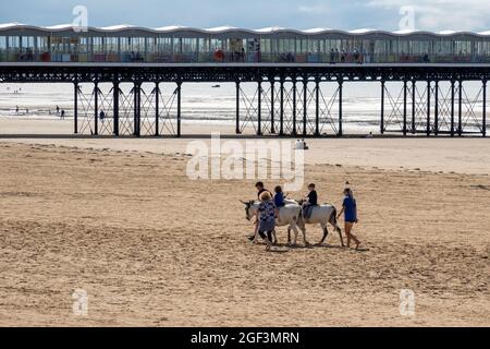 WESTON SUPERMARE, DEVON, Royaume-Uni - AOÛT 18 : vue sur le front de mer à Weston Supermare, Devon le 18 août 2021. Personnes non identifiées Banque D'Images