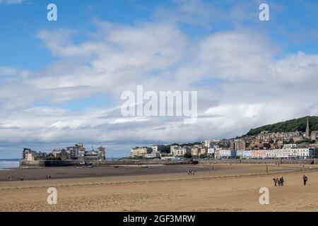 WESTON SUPERMARE, DEVON, Royaume-Uni - AOÛT 18 : vue sur le front de mer à Weston Supermare, Devon le 18 août 2021. Personnes non identifiées Banque D'Images