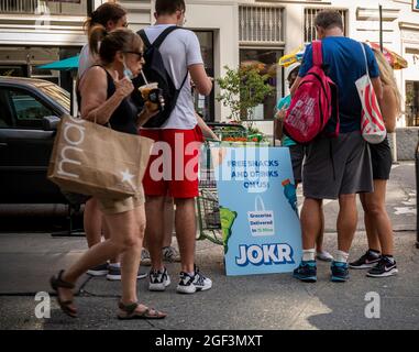 Les ambassadeurs de la marque pour le service de livraison d'épicerie en ligne super-rapide Jokr font la promotion de l'entreprise à Union Square à New York le samedi 14 août 2021. Jokr est l'une des nombreuses entreprises en concurrence dans l'espace de livraison Ònear-instantanément épicerie. (© Richard B. Levine) Banque D'Images