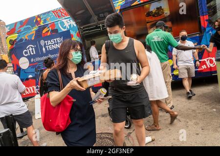 Les amateurs de tennis et les gourmets se rassemblent sur Union Square à New York le mercredi 18 août 2021 pour un avant-goût du tennis, des échantillons du menu des aliments vendus à l'US Open. L'Association américaine de tennis (USTA) fait la promotion de manger à l'Open, qui a la réputation de servir des aliments notoirement trop chers. (© Richard B. Levine) Banque D'Images