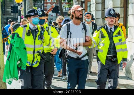 Londres, Royaume-Uni. 23 août 2021. Les manifestants arrêtés sont menottés et emmenés au poste de police de la Croix de Charing - extinction la rébellion commence deux semaines de protestation, sous le nom d'impossible rébellion, à Londres. Elle coïncide également avec l'anniversaire de la rébellion haïtienne. Crédit : Guy Bell/Alay Live News Banque D'Images