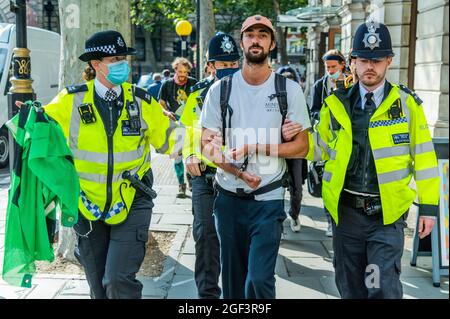 Londres, Royaume-Uni. 23 août 2021. Les manifestants arrêtés sont menottés et emmenés au poste de police de la Croix de Charing - extinction la rébellion commence deux semaines de protestation, sous le nom d'impossible rébellion, à Londres. Elle coïncide également avec l'anniversaire de la rébellion haïtienne. Crédit : Guy Bell/Alay Live News Banque D'Images