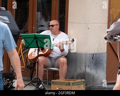 Anvers, Belgique, 21 août 2021, un musicien de rue à tête blanche de sexe masculin joue de la guitare et chante Banque D'Images