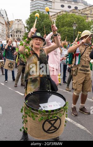 Extinction rébellion protestation contre le changement climatique. Batteur en costume jouant un tambour sur mesure. Londres - 23 août 2021 Banque D'Images