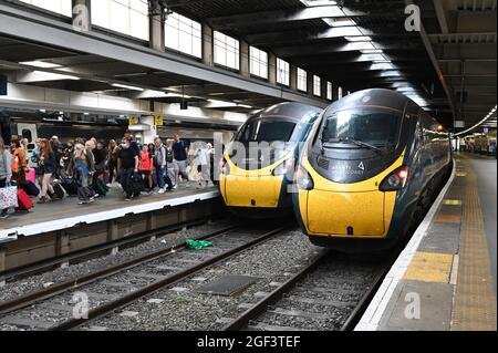 Les passagers débarquent des trains à la gare d'Euston. Banque D'Images