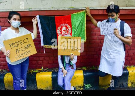 New Delhi, Inde. 23 août 2021. Les réfugiés afghans détiennent des pancartes et un drapeau d'Afghanistan, lors d'une manifestation anti-Taliban à New Delhi. Les réfugiés afghans à New Delhi et les partis de gauche ont organiser une manifestation anti-Taliban, qui contient des pancartes et des drapeaux afghans réclamant la protection des femmes en Afghanistan. Crédit : SOPA Images Limited/Alamy Live News Banque D'Images