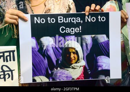 New Delhi, Inde. 23 août 2021. Un démonstrateur est vu portant un écriteau indiquant « non à burqa, non à cage ! » Lors d'une manifestation anti-Taliban à New Delhi. Les réfugiés afghans à New Delhi et les partis de gauche ont organiser une manifestation anti-Taliban, qui contient des pancartes et des drapeaux afghans réclamant la protection des femmes en Afghanistan. Crédit : SOPA Images Limited/Alamy Live News Banque D'Images