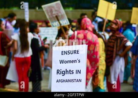 New Delhi, Inde. 23 août 2021. Un écriteau est affiché à la lecture de « garantir les droits des femmes en Afghanistan » lors d'une manifestation anti-Taliban à New Delhi. Les réfugiés afghans à New Delhi et les partis de gauche ont organiser une manifestation anti-Taliban, qui contient des pancartes et des drapeaux afghans réclamant la protection des femmes en Afghanistan. Crédit : SOPA Images Limited/Alamy Live News Banque D'Images