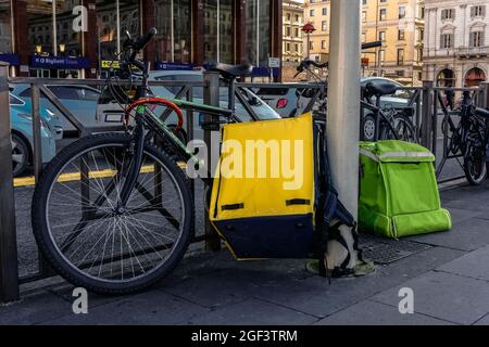 Livraison de nourriture, service de vélos. Sacs à dos, vélos de livraison garés devant la gare Termini, Rome, Italie, Europe, UE Banque D'Images