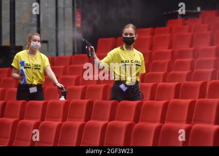 Les travailleurs désinfectent l'auditorium du Grand Hall de l'Hôtel thermal lors du 55e Festival international du film de Karlovy Vary (KVIFF), le 23 août 2021, à Karlovy Vary, République tchèque. Cette année s'accompagne de mesures anti-épidémies étendues. (CTK photo/Slavomir Kubes) Banque D'Images