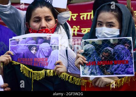 Les réfugiés afghans tiennent des pancartes lors d'une manifestation contre les Talibans à New Delhi. Les réfugiés afghans à New Delhi et les partis de gauche ont organiser une manifestation anti-Taliban, qui contient des pancartes et des drapeaux afghans réclamant la protection des femmes en Afghanistan. (Photo de Manish Rajput | SOPA Images/Sipa USA) Banque D'Images
