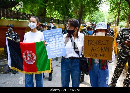 Les réfugiés afghans détiennent des pancartes et un drapeau d'Afghanistan, lors d'une manifestation anti-Taliban à New Delhi. Les réfugiés afghans à New Delhi et les partis de gauche ont organiser une manifestation anti-Taliban, qui contient des pancartes et des drapeaux afghans réclamant la protection des femmes en Afghanistan. (Photo de Manish Rajput | SOPA Images/Sipa USA) Banque D'Images