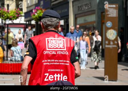 Bath, Angleterre - août 2021: Grand vendeur portant un vendeur officiel gilet dans une rue dans le centre-ville Banque D'Images