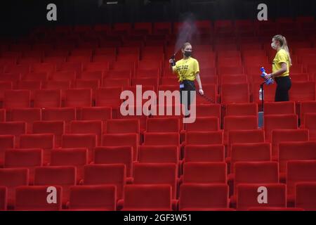 Les travailleurs désinfectent l'auditorium du Grand Hall de l'Hôtel thermal lors du 55e Festival international du film de Karlovy Vary (KVIFF), le 23 août 2021, à Karlovy Vary, République tchèque. Cette année s'accompagne de mesures anti-épidémies étendues. (CTK photo/Slavomir Kubes) Banque D'Images