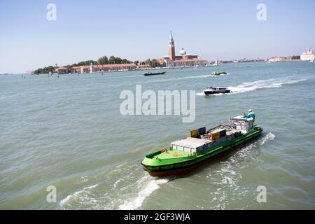 Bateau de collecte des déchets à Venise Italie Banque D'Images