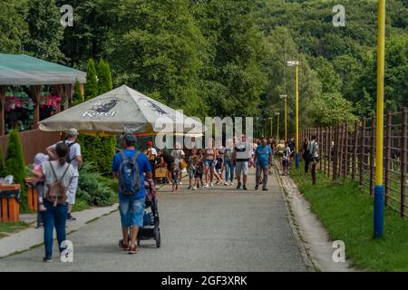 De nombreuses personnes visitent le ZOO de Kosice en fin de vacances le dernier chaud jour d'été 22 08 2021 Banque D'Images