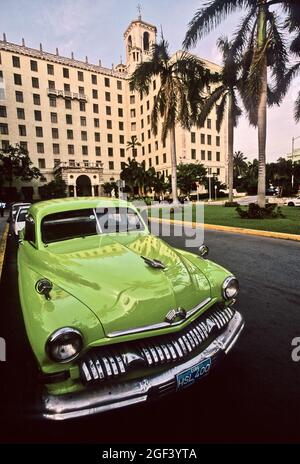 Voiture d'époque devant l'hôtel Nacional, la Havane, Cuba Banque D'Images