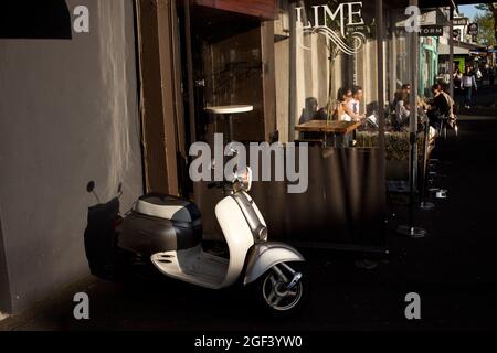 Bars et restaurants à Ponsonby Road, un quartier branché d'Auckland, Nouvelle-Zélande. Banque D'Images