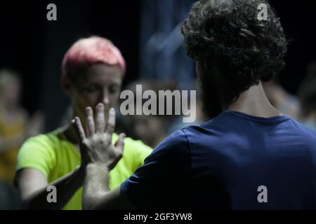 couple danseurs contact mains dans le contact improvisation performance Banque D'Images