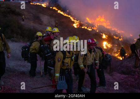 Le 22 août 2021, l'incendie de Caldor, en Californie, se déplace vers l'est vers le lac Tahoe alors que les équipages continuent à affronter un incendie qui a atteint plus de 170 000 kilomètres carrés avec seulement 5 % de confinement. (Photo de Michael Nidro/Sipa USA) crédit: SIPA USA/Alay Live News Banque D'Images