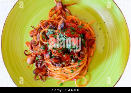 Spaghetti à l'octopus, sauce tomate, olives et câpres. Recette typique de la cuisine napolitaine, en Italie. Prêt à manger Banque D'Images