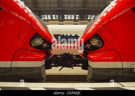 FRANCFORT, ALLEMAGNE - 20 août 2021 : couplage automatique Scharfenberg de deux wagons DB de classe 632 'Pesa Link II', gare centrale de Francfort. Joli requin Banque D'Images