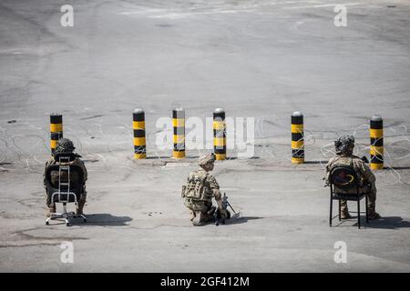 Kaboul, Afghanistan. 23 août 2021. Des soldats de la 82e Division aéroportée fournissent une assistance lors d'une évacuation à l'aéroport international Hamid Karzaï, à Kaboul, en Afghanistan, le 22 août, 2021. Les membres du service des États-Unis aident le ministère d'État à procéder à un retrait ordonné du personnel désigné en Afghanistan. Photo par Sgt. Samuel Ruiz/USMC/UPI crédit: UPI/Alay Live News Banque D'Images