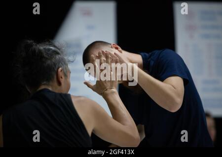 couple danseurs contact mains dans le contact improvisation performance Banque D'Images