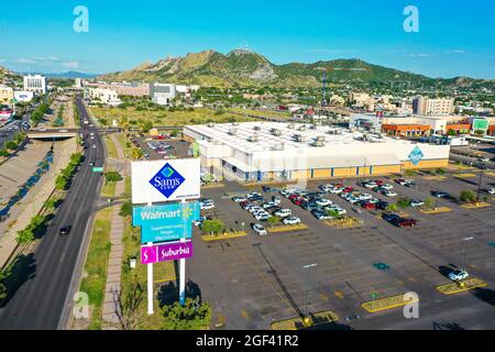 SAMS Club, Walmart et Suburbia entrepôt de gros et parking sur Paseo Río Sonora ou Vado del Rio Sonora. Hermosillo, Mexique. (Photo par Luis Gut Banque D'Images