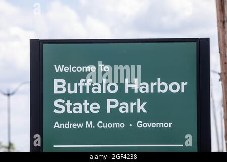 Buffalo, New York, Etats-Unis - 14 août 2021 : panneau du parc national de Buffale Harbour avec le nom de l'Andrew Cuomo, maintenant démissionnaire. Banque D'Images