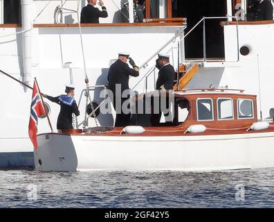 Le roi Harald et la reine Sonja débarque le yacht royal Norge à Oslo, en Norvège, le 23 août 2021. Photo de Marius Gulliksrud/Stella Pictures/ABACAPRESS.COM Banque D'Images