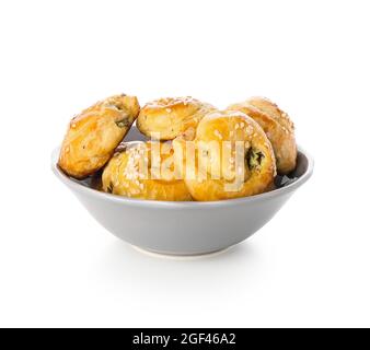 Pâte feuilletée farcie aux épinards sur fond blanc Banque D'Images