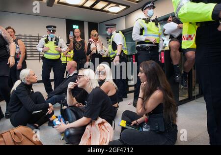 Londres, Royaume-Uni. 23 août 2021. Les manifestants s'assoient par terre et refusent de partir après avoir pris d'assaut ITV dans Grays Inn Road pendant une manifestation.les manifestants s'assoient à ITV dans Grays Inn Road pour exiger un débat sur la sécurité des vaccins, en particulier pour les enfants. Les manifestants sont également contre le passeport de vaccination car ils croient qu'il prend des libertés précieuses. (Photo par Martin Pope/ SOPA Images/Sipa USA) crédit: SIPA USA/Alay Live News Banque D'Images