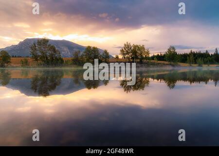 Lever du soleil sur Quarry Lake Banque D'Images