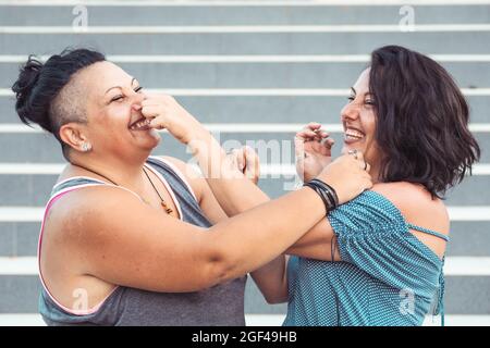Deux sœurs jumelles adultes jouant l'une avec l'autre Banque D'Images