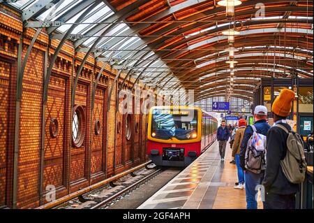 Berlin, Allemagne - 8 octobre 2019 : vue sur la gare de Hackescher Markt dans le centre de Berlin. Banque D'Images