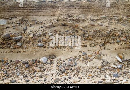 Alternance de couches de sable et de gravier dans un sédiment près de la côte Banque D'Images