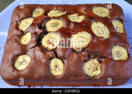 Délicieux gâteau de banane au chocolat maison sur une assiette bleue Banque D'Images